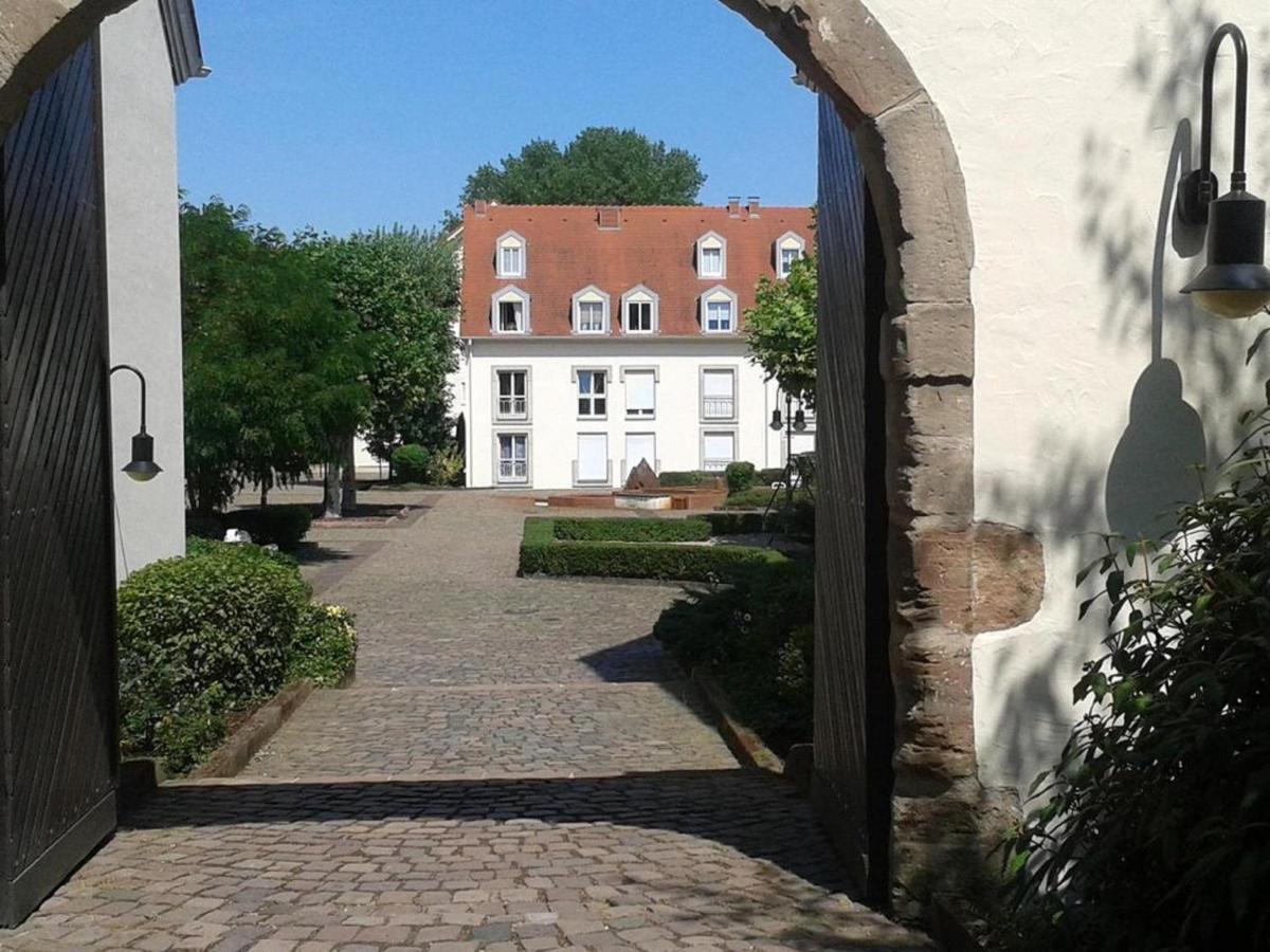 Amf Ferienwohnungen Historischer Soutyhof Saarlouis Esterno foto